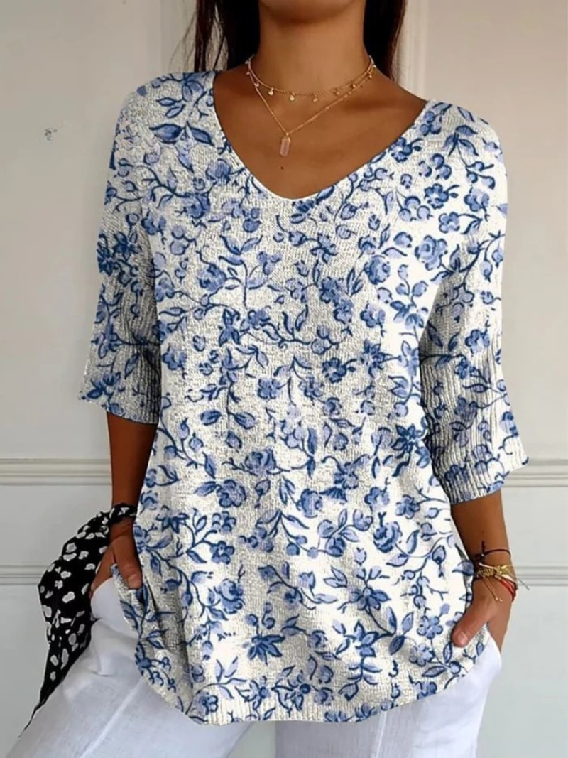 Women's Small Blue Flowers Print Casual Pullover Knit